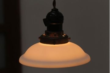 昭和レトロ　ミルクガラスシェードのアンティークペンダントライト(2)