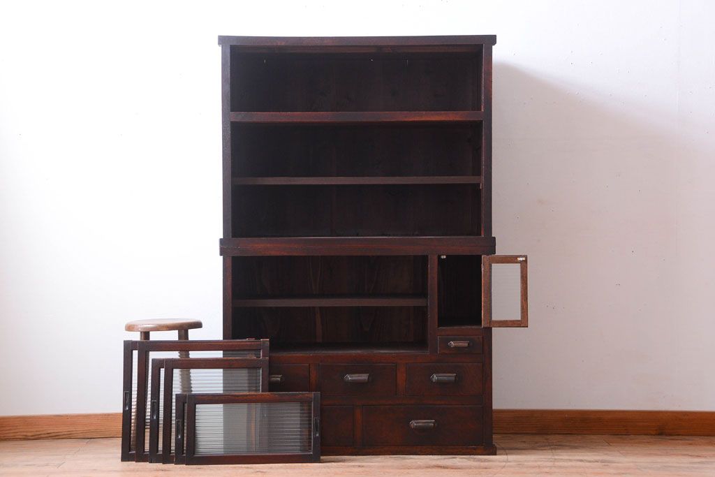 アンティーク家具　和製アンティーク　モールガラス入り!前面欅材の古い収納棚(食器棚)(2)