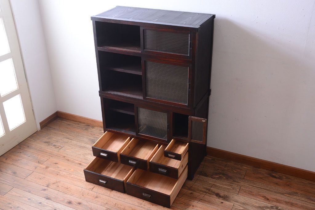 アンティーク家具　和製アンティーク　モールガラス入り!前面欅材の古い収納棚(食器棚)(2)