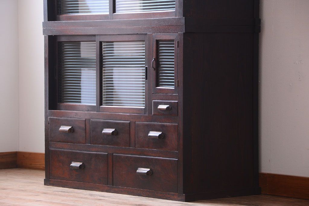 アンティーク家具　和製アンティーク　モールガラス入り!前面欅材の古い収納棚(食器棚)(2)