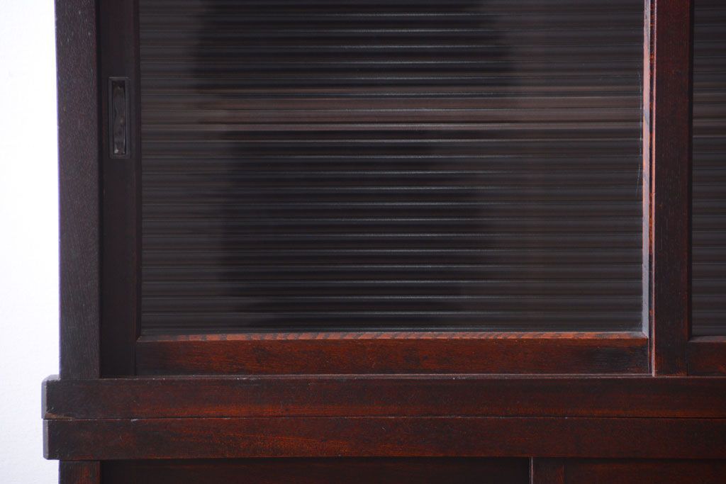 アンティーク家具　和製アンティーク　モールガラス入り!前面欅材の古い収納棚(食器棚)(2)