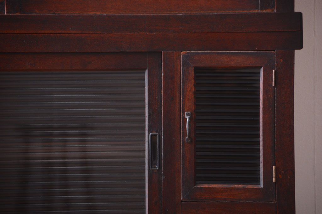 アンティーク家具　和製アンティーク　モールガラス入り!前面欅材の古い収納棚(食器棚)(2)