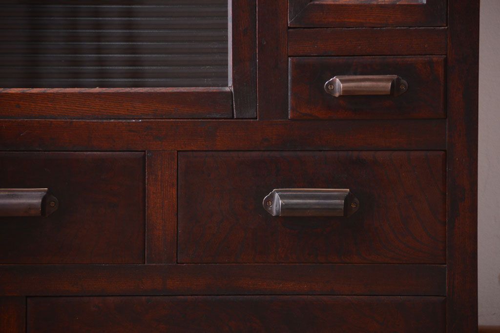 アンティーク家具　和製アンティーク　モールガラス入り!前面欅材の古い収納棚(食器棚)(2)