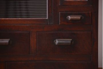 アンティーク家具　和製アンティーク　モールガラス入り!前面欅材の古い収納棚(食器棚)(2)