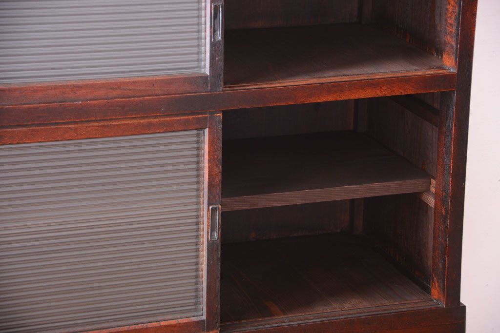 アンティーク家具　和製アンティーク　モールガラス入り!前面欅材の古い収納棚(食器棚)(2)