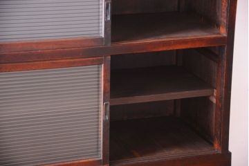 アンティーク家具　和製アンティーク　モールガラス入り!前面欅材の古い収納棚(食器棚)(2)