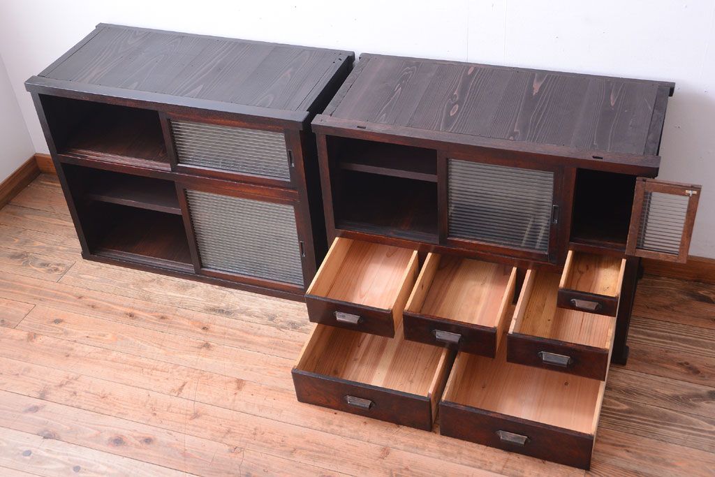 アンティーク家具　和製アンティーク　モールガラス入り!前面欅材の古い収納棚(食器棚)(2)