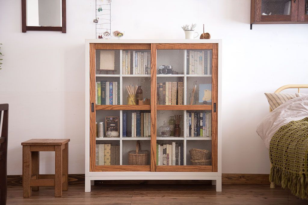 アンティーク家具　アンティーク　気泡ガラス引き戸の脚付きペイントマス目棚