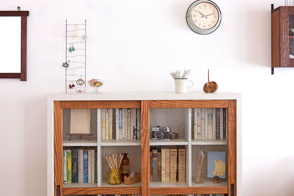 アンティーク家具　アンティーク　気泡ガラス引き戸の脚付きペイントマス目棚