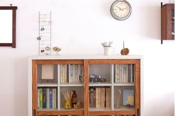 アンティーク家具　アンティーク　気泡ガラス引き戸の脚付きペイントマス目棚