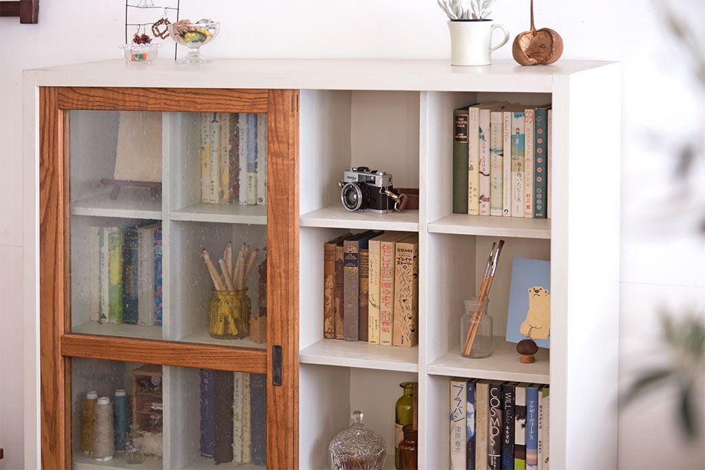 アンティーク家具　アンティーク　気泡ガラス引き戸の脚付きペイントマス目棚