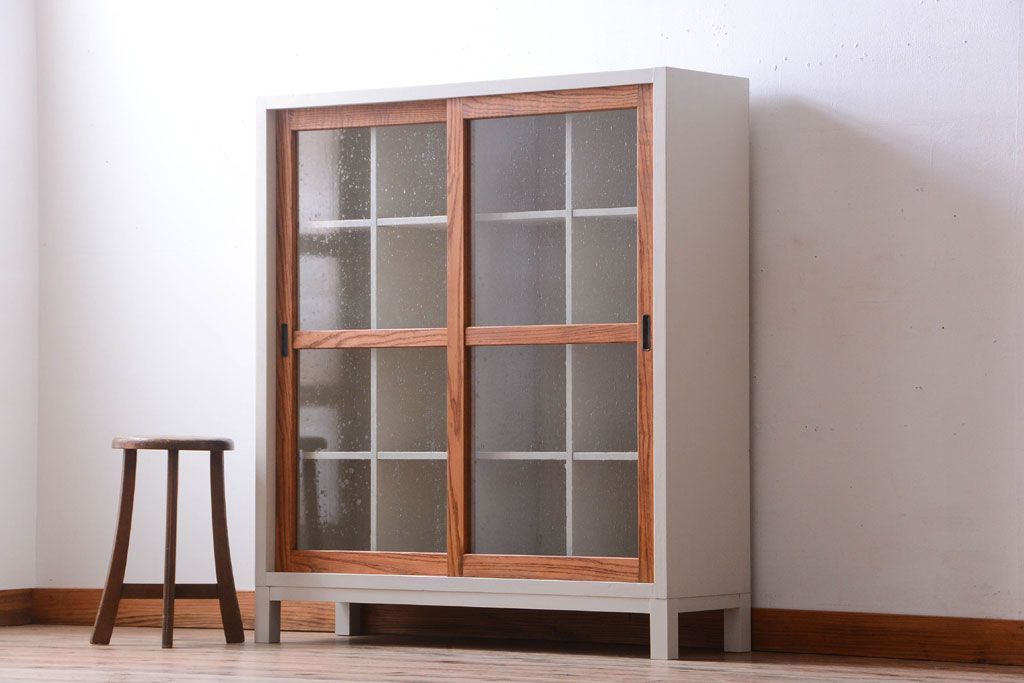 アンティーク家具　アンティーク　気泡ガラス引き戸の脚付きペイントマス目棚