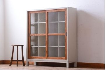 アンティーク家具　アンティーク　気泡ガラス引き戸の脚付きペイントマス目棚