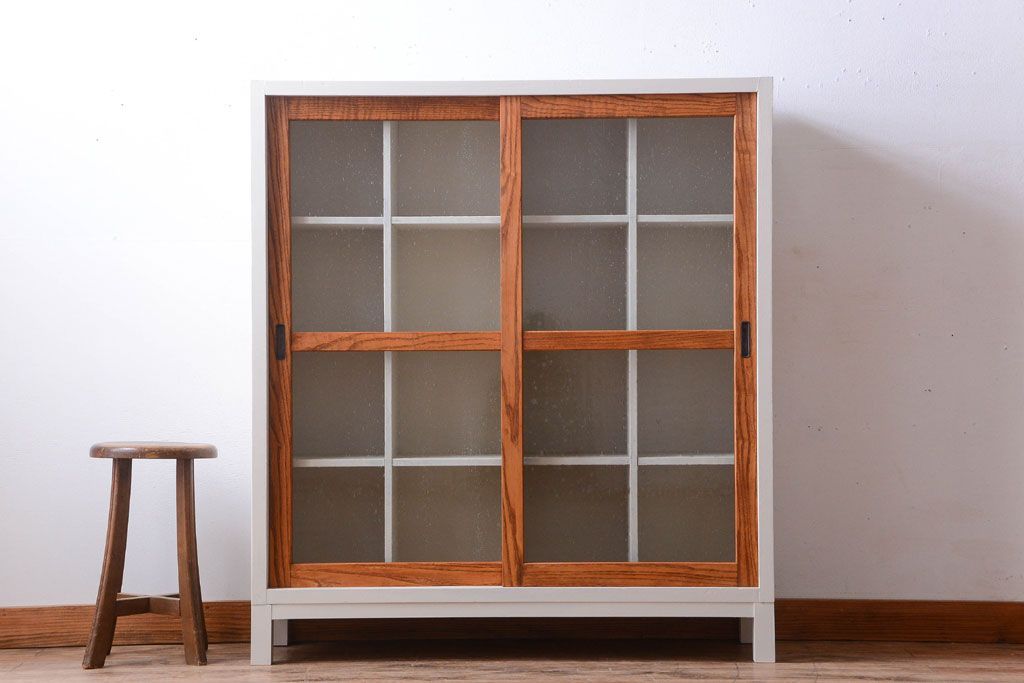 アンティーク家具　アンティーク　気泡ガラス引き戸の脚付きペイントマス目棚