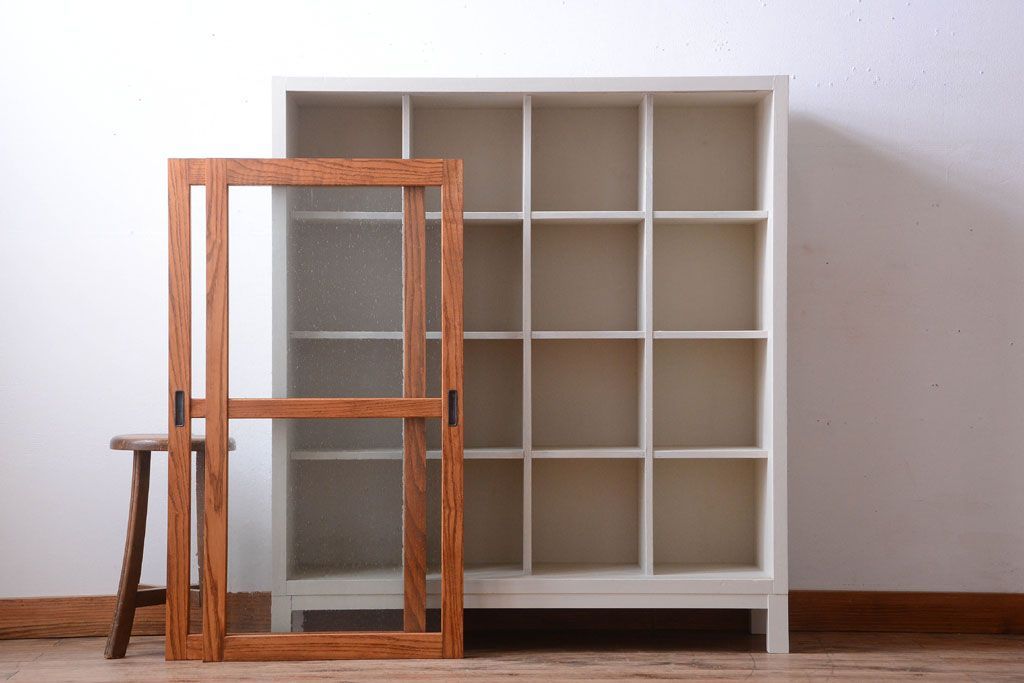 アンティーク家具　アンティーク　気泡ガラス引き戸の脚付きペイントマス目棚