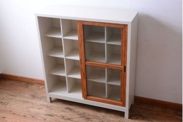 アンティーク家具　アンティーク　気泡ガラス引き戸の脚付きペイントマス目棚