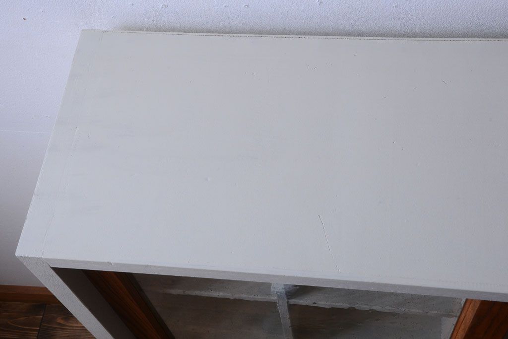 アンティーク家具　アンティーク　気泡ガラス引き戸の脚付きペイントマス目棚