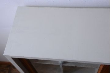 アンティーク家具　アンティーク　気泡ガラス引き戸の脚付きペイントマス目棚