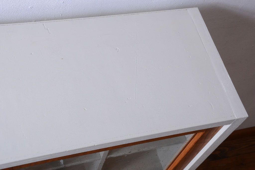 アンティーク家具　アンティーク　気泡ガラス引き戸の脚付きペイントマス目棚