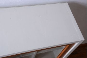 アンティーク家具　アンティーク　気泡ガラス引き戸の脚付きペイントマス目棚