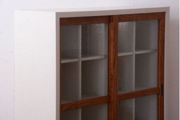 アンティーク家具　アンティーク　気泡ガラス引き戸の脚付きペイントマス目棚