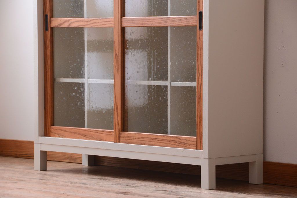 アンティーク家具　アンティーク　気泡ガラス引き戸の脚付きペイントマス目棚