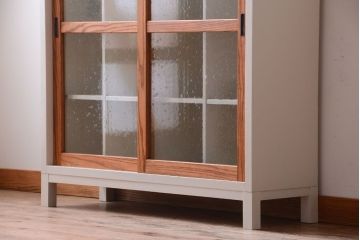 アンティーク家具　アンティーク　気泡ガラス引き戸の脚付きペイントマス目棚