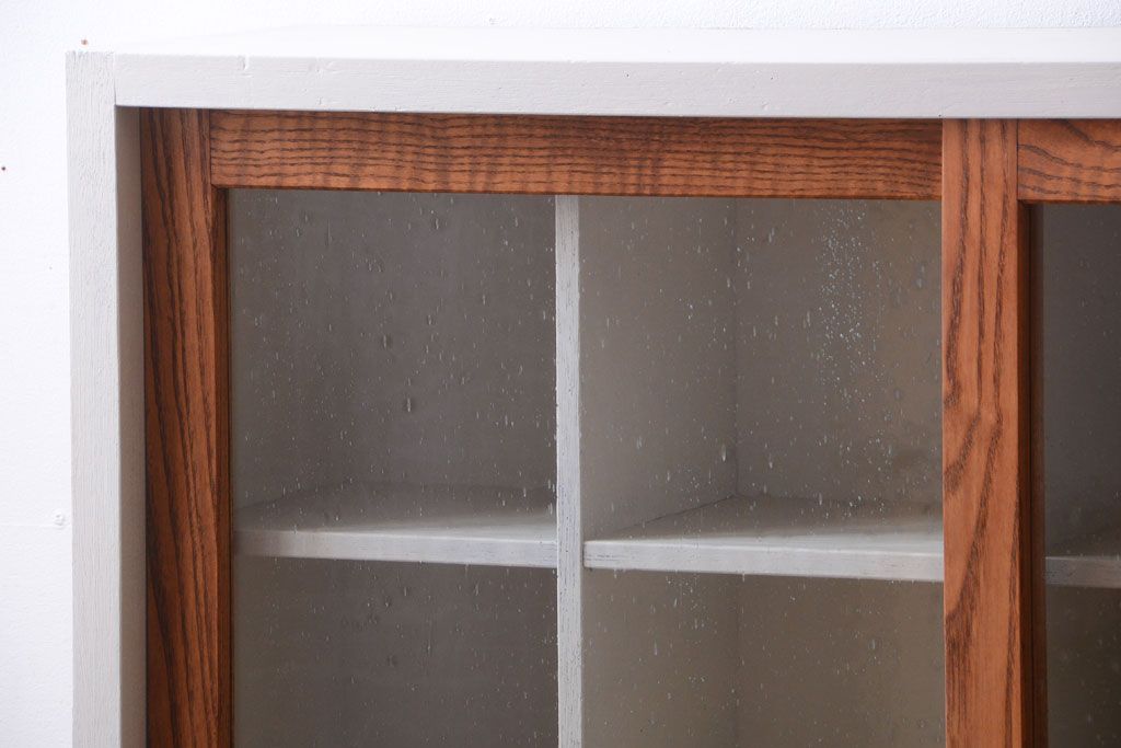 アンティーク家具　アンティーク　気泡ガラス引き戸の脚付きペイントマス目棚