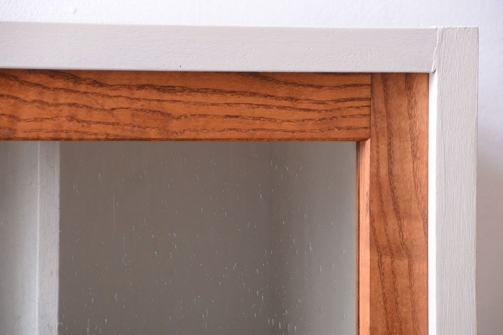 アンティーク家具　アンティーク　気泡ガラス引き戸の脚付きペイントマス目棚