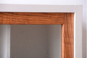 アンティーク家具　アンティーク　気泡ガラス引き戸の脚付きペイントマス目棚