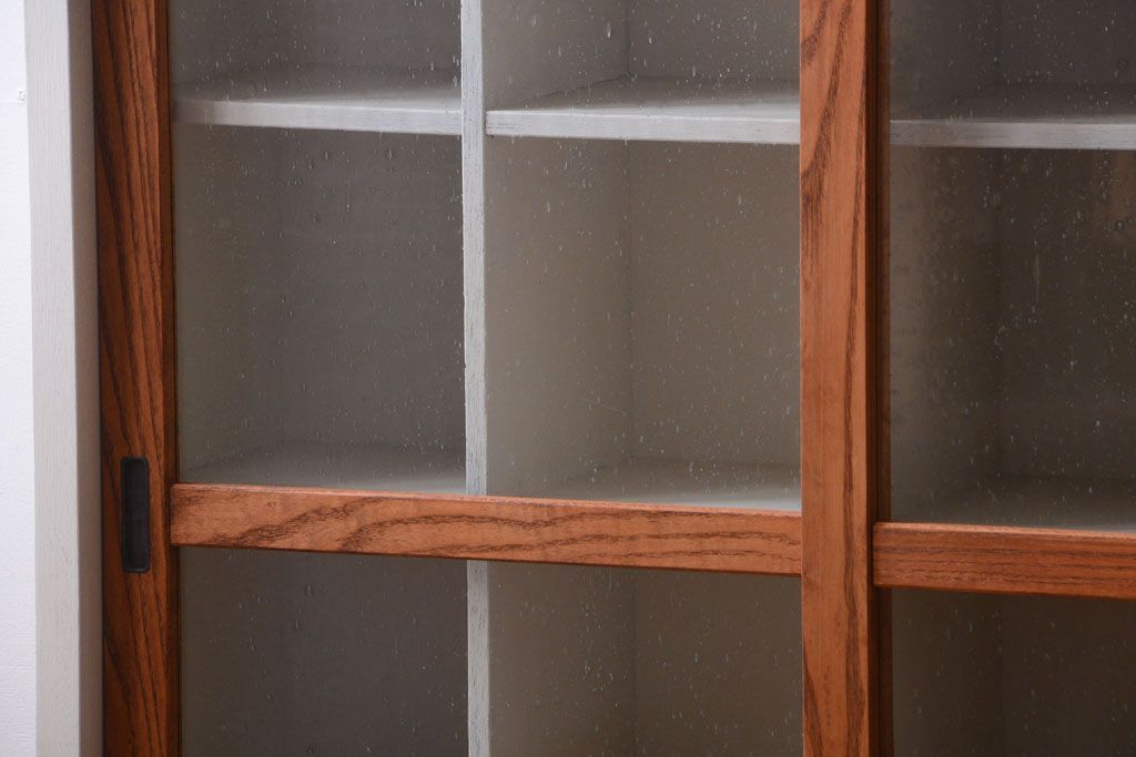 アンティーク家具　アンティーク　気泡ガラス引き戸の脚付きペイントマス目棚