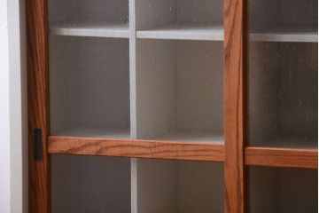 アンティーク家具　アンティーク　気泡ガラス引き戸の脚付きペイントマス目棚