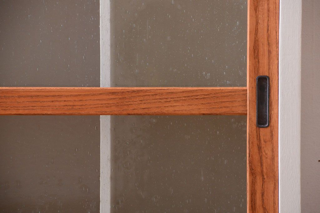 アンティーク家具　アンティーク　気泡ガラス引き戸の脚付きペイントマス目棚