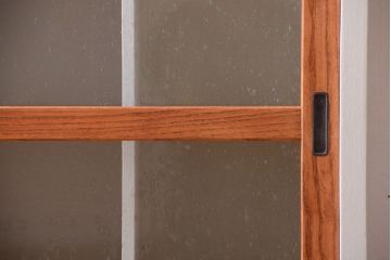 アンティーク家具　アンティーク　気泡ガラス引き戸の脚付きペイントマス目棚