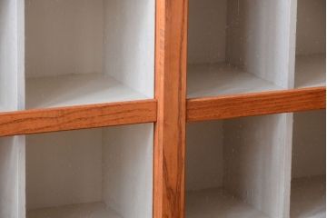 アンティーク家具　アンティーク　気泡ガラス引き戸の脚付きペイントマス目棚