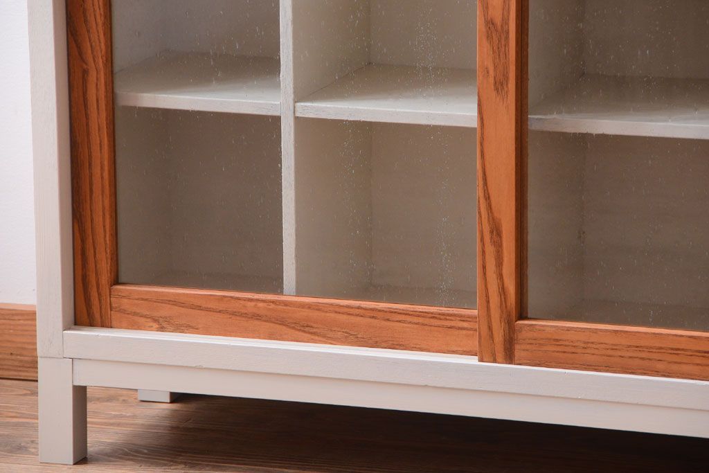 アンティーク家具　アンティーク　気泡ガラス引き戸の脚付きペイントマス目棚