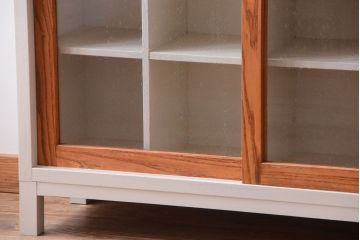 アンティーク家具　アンティーク　気泡ガラス引き戸の脚付きペイントマス目棚