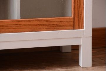 アンティーク家具　アンティーク　気泡ガラス引き戸の脚付きペイントマス目棚