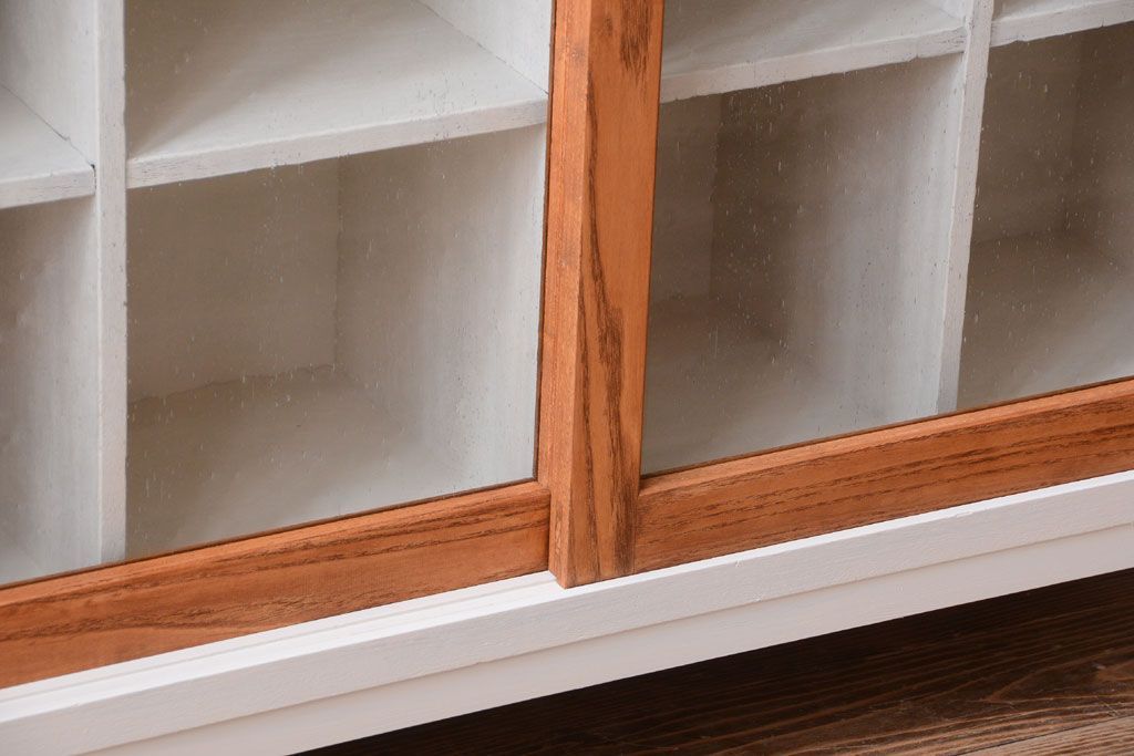 アンティーク家具　アンティーク　気泡ガラス引き戸の脚付きペイントマス目棚