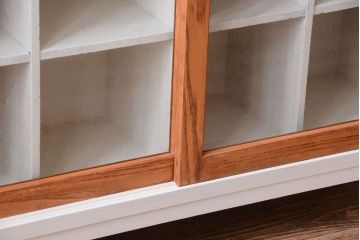 アンティーク家具　アンティーク　気泡ガラス引き戸の脚付きペイントマス目棚