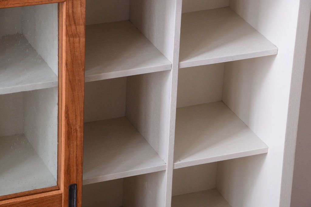 アンティーク家具　アンティーク　気泡ガラス引き戸の脚付きペイントマス目棚