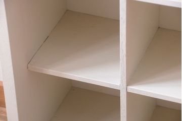 アンティーク家具　アンティーク　気泡ガラス引き戸の脚付きペイントマス目棚