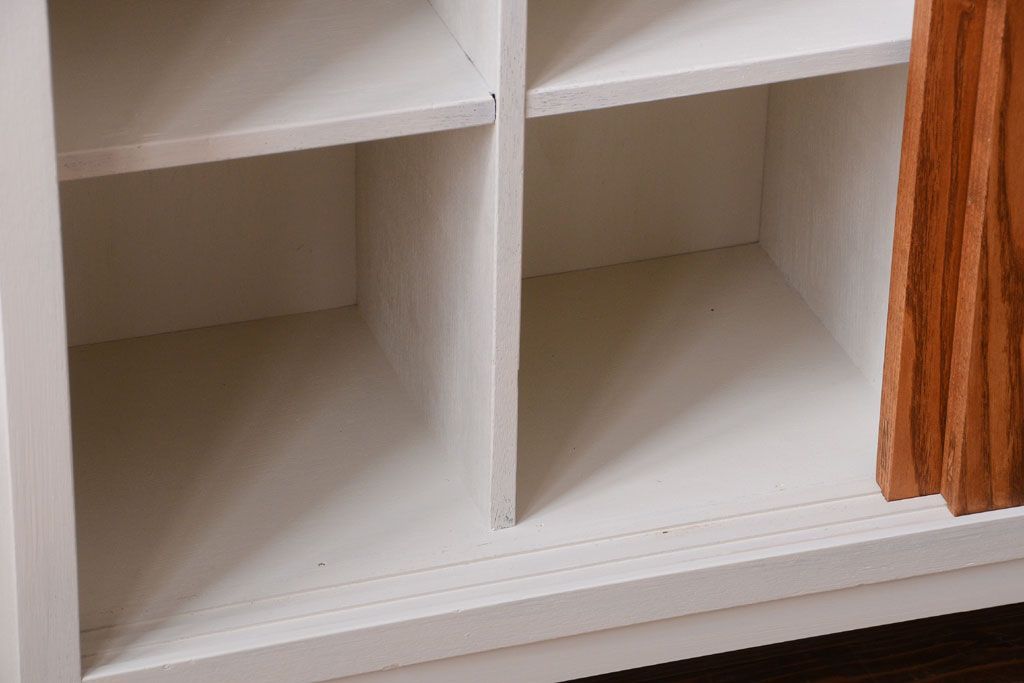 アンティーク家具　アンティーク　気泡ガラス引き戸の脚付きペイントマス目棚