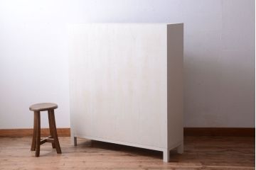 アンティーク家具　アンティーク　気泡ガラス引き戸の脚付きペイントマス目棚