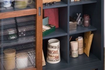 アンティーク家具　アンティーク　ガラス引き戸の脚付きペイントマス目棚