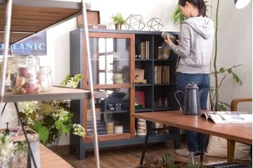 アンティーク家具　アンティーク　ガラス引き戸の脚付きペイントマス目棚