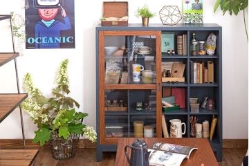 アンティーク家具　アンティーク　ガラス引き戸の脚付きペイントマス目棚