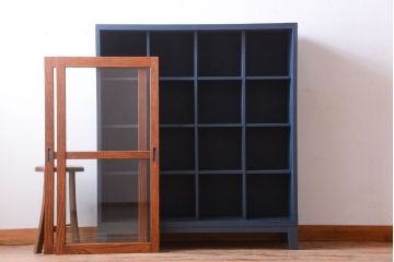 アンティーク家具　アンティーク　ガラス引き戸の脚付きペイントマス目棚