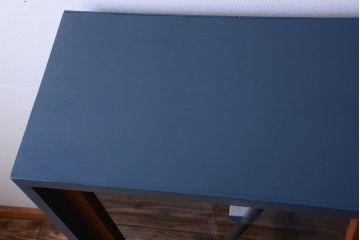 アンティーク家具　アンティーク　ガラス引き戸の脚付きペイントマス目棚