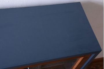 アンティーク家具　アンティーク　ガラス引き戸の脚付きペイントマス目棚